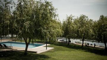 Фото номера Двухместный номер с 2 отдельными кроватями Виллы Pike Inn Dunavatul de Sus г. Dunavăţu de Sus 9